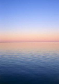 STUNDEN JUST NU: Himmel möter hav - och bildar en oerhört tunn linje just där dom möts.
Foto: Per Johansson